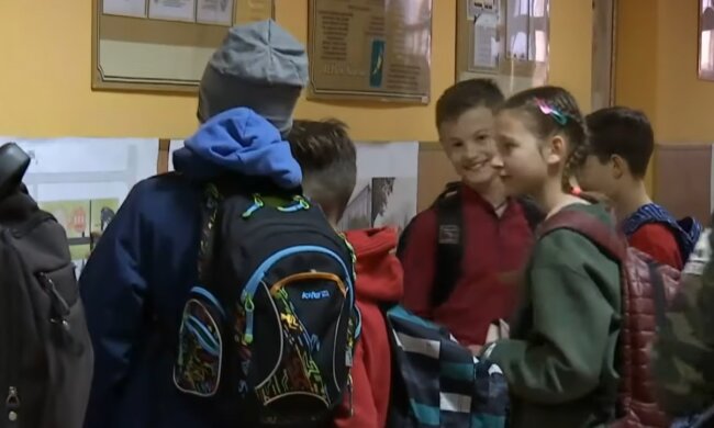 Обучение в школах, кадр из видео