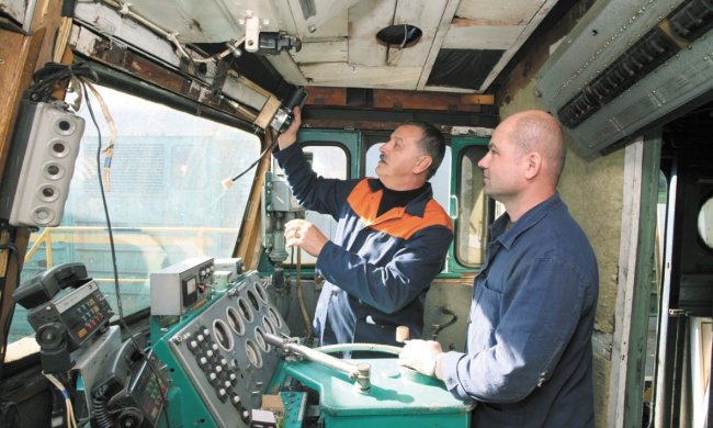 Будем толкать поезда сами: тысячи машинистов сбежали из Укрзализныци