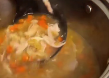 Куриный овощной суп, кадр из видео