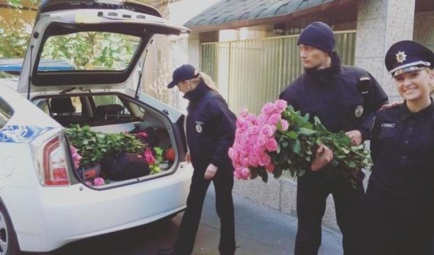 Київські поліцейські дарують дівчатам троянди (фото)