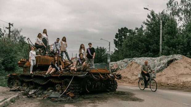 Спалений танк та розбиті будинки: в Мережі показали випускний альбом чернігівських школярів
