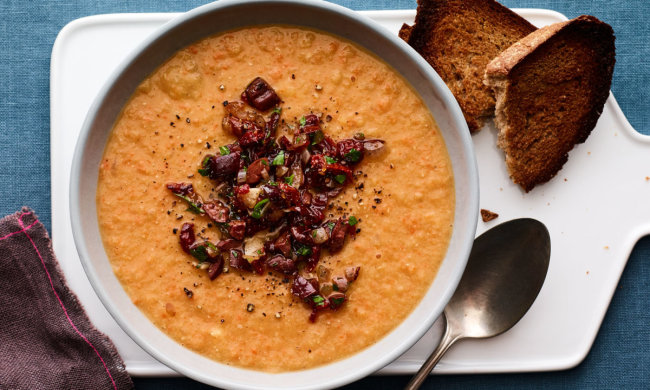 Смачний суп-пюре з томатами і сочевицею