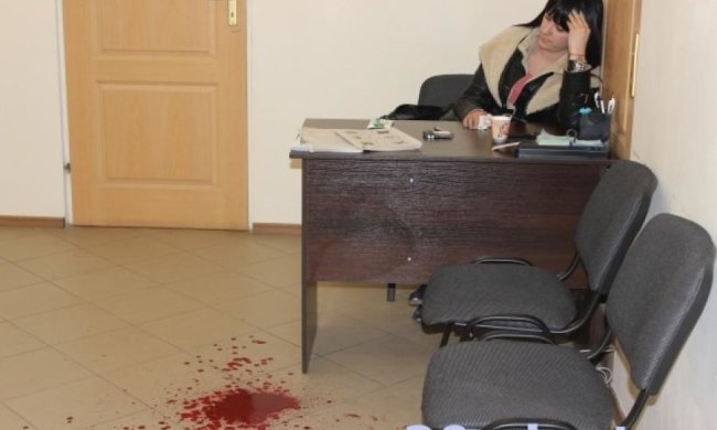 У Тернополі менеджер відбивалася від клієнтів ножем 