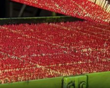 Процесс изготовления спичек сняли на видео