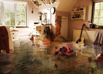 Можно ли ломать двери соседей при авариях: юрист предупредил о последствиях