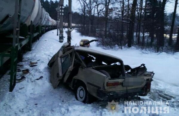На Киевщине поезд подмял под себя старенький "Жигуль", автомобиль и человек - в мясо