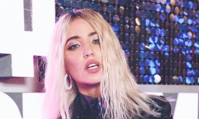 Дорофеева засветила грудь в узком корсете: "Давайте начинать!"