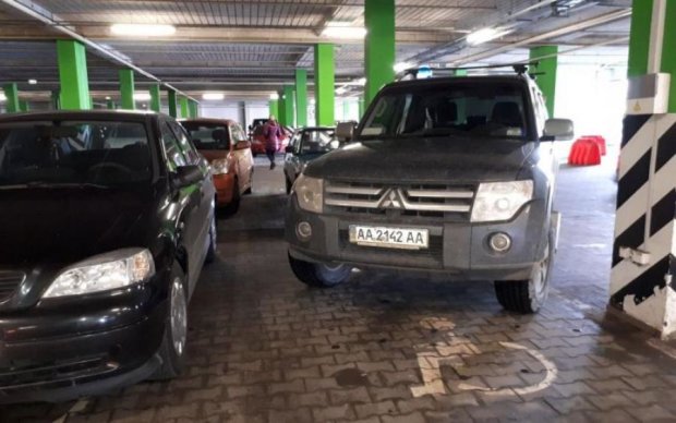 Київського "бога" парковки жорстко спустили з небес нахабства: відео