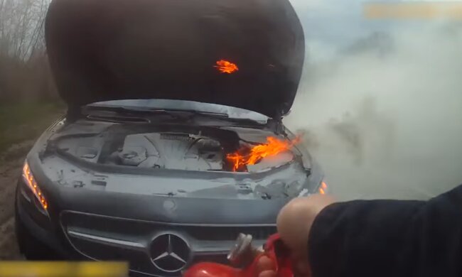 Автомобіль загорівся під час руху, facebook.com/mvs.gov.ua