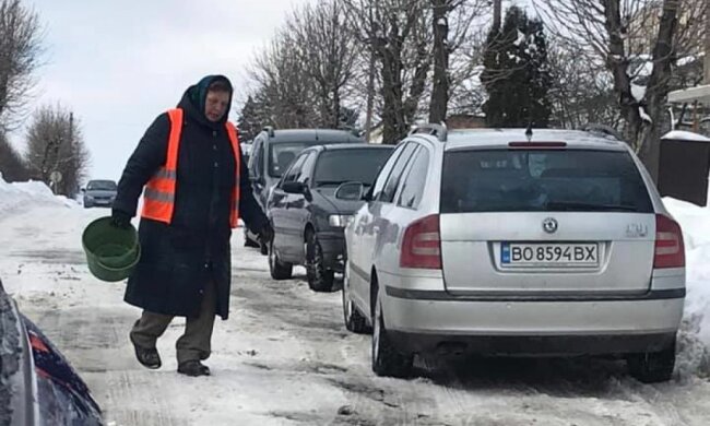 Тернополянку відправили замість техніки рятувати дороги від снігу: ось тобі відро...