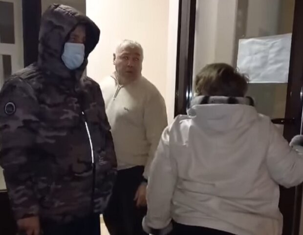У Дублянах мер влаштував бійку з місцевими жителями, кадр з відео: Facebook Надія Завальницька
