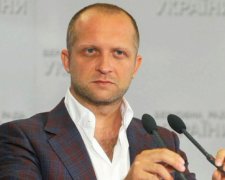 Депутата Полякова пригласили примерить необычный браслет. Он стесняется