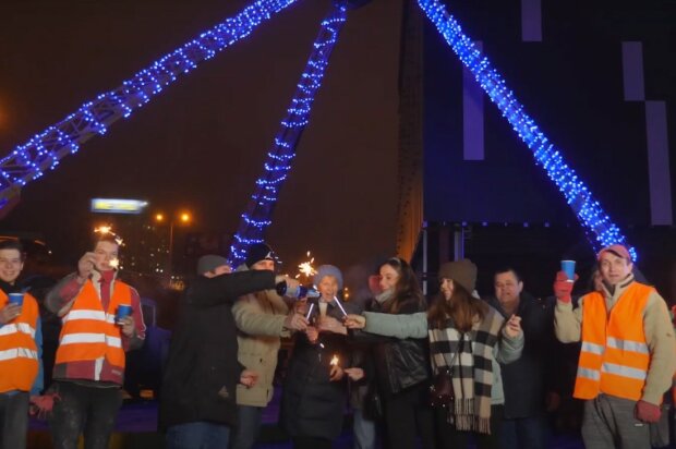 Харків'яни встановили ялинку з автовишок і відкрили шампанське: "З Новим роком!"
