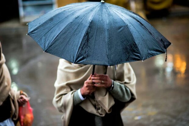 Погода на початок тижня: холод підкрався непомітно, українцям краще підготувати куртки і парасольки