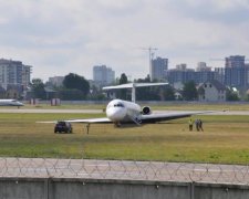 В Жулянах разбирают скандальный самолет