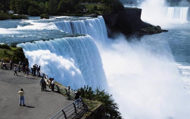 Ниагарский водопад застыл: в сети показали удивительную "Нарнию"