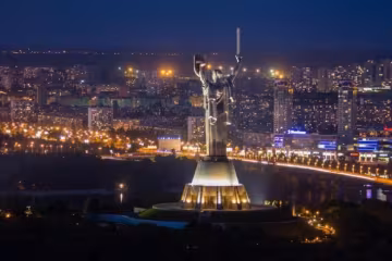 Євробачення-2017: Батьківщина-мати засяяла українським орнаментом