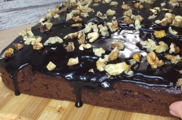 Шоколадный пирог с вишней в духовке на кефире