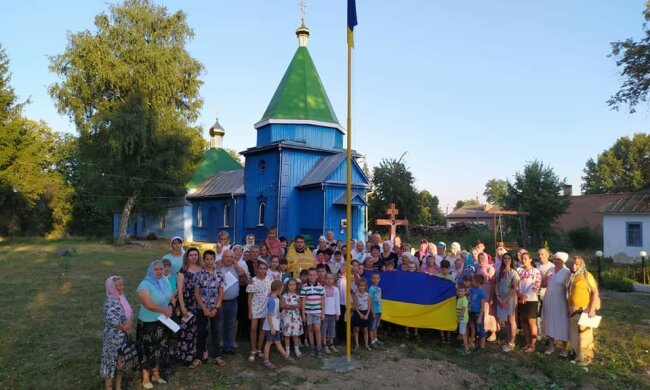 На Винниччине фанат Путина обобрал церковь, государственный флаг - на помойку: вора били всем селом