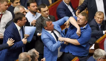 В Раде президентская фракция и радикалы устроили драку (видео)