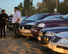 У Порошенко сказали, когда решат вопрос авто с еврономерами