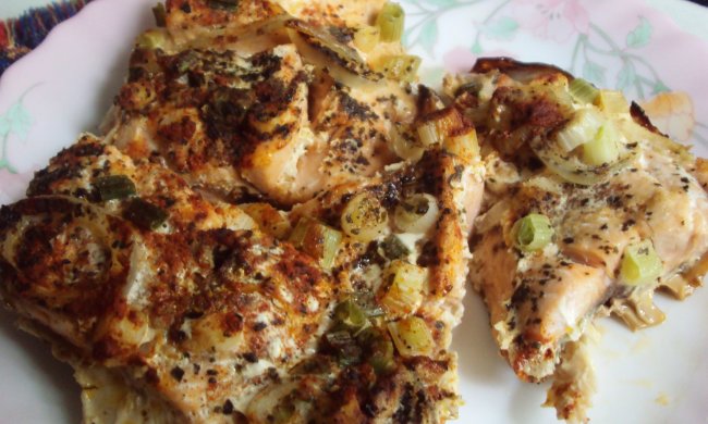 Простий рецепт запеченої горбуші під цибулею