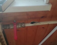 Лопнула труба внаслідок замерзання води: фото скрін Ютуб