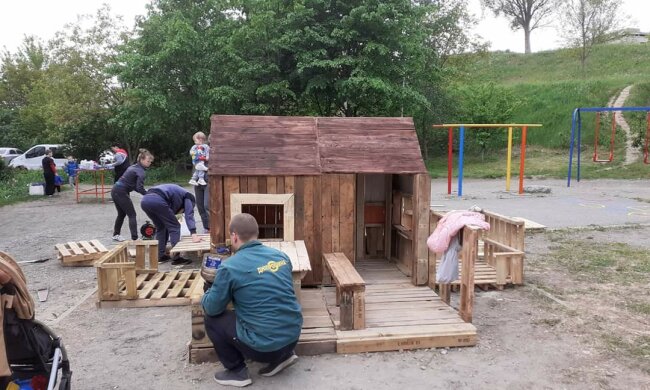 В Днепре схватились за молотки, чтобы подарить детишкам сказку