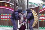 Баба Яга обікрала Діда Мороза, кадр з відео