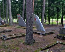 Духовні скрєпи: росіяни латали дороги плитами з могил