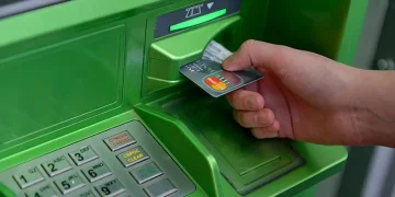 Банкомат выдает наличные: лимиты на снятие