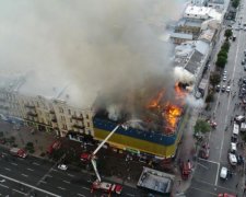 Дрон зафільмував моторошні наслідки пожежі в центрі Києва