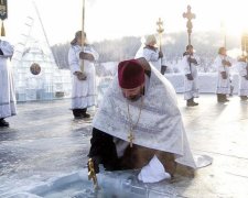 Крещение они проводят: московским попам напомнили об их скотстве