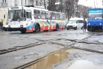 Неадекватний дніпрянин увірвався в тролейбус без маски і почав погрожувати водієві — пасажир вгамував буйного ціною своєї руки
