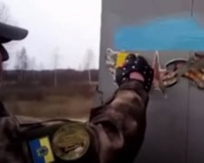 Активісти замалювали георгіївську стрічку на російській фурі (відео)