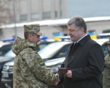 Порошенко наградил пограничников-участников АТО