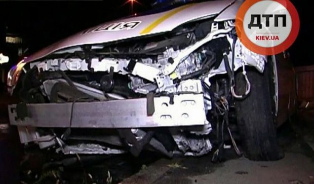 Вночі в Києві розбився поліцейський автомобіль (фото)
