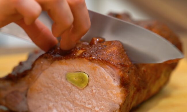 Свинина в духовці, кадр з відео