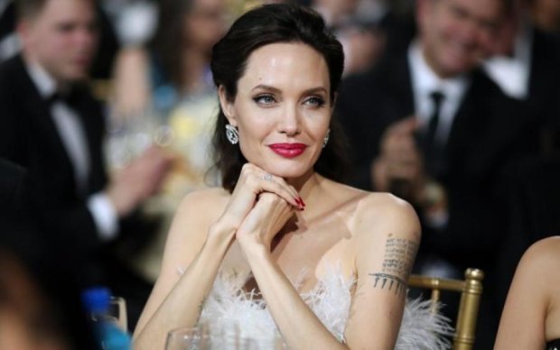 Бросила все и полетела: Анжелина Джоли показала еще один свой талант