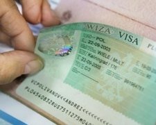 Українцям стало вдвічі складніше отримати візи