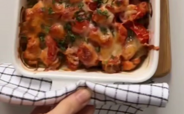 Запіканка з куркою та грибами, кадр з відео