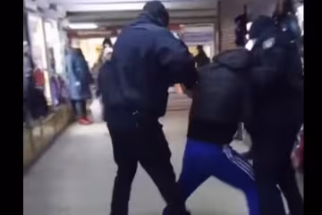 Полиция повязала "голого" харьковчанина в метро, вывели под руки: "Город может спать спокойно"