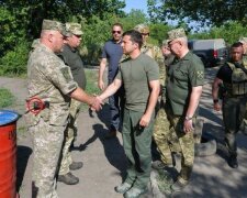 Відібрали патрони: Зеленського висміяли після чергової поїздки і "ручкання"