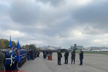 В Киеве встречают Виталия Маркива на аэродроме Национальной гвардии, фото: Pavlovsky NEWS