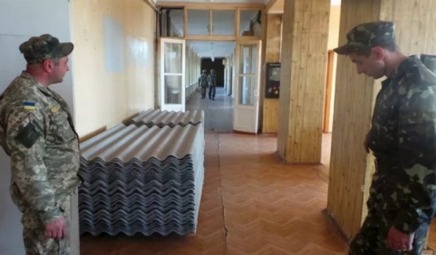 Бойцы АТО ремонтируют школу обстреляного Луганского (фото)
