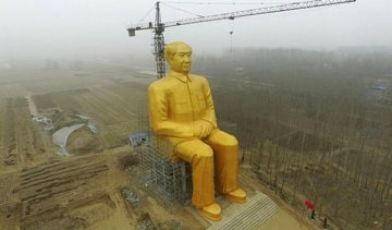 У китайській глибинці з'явився 36-метровий золотий Мао (фото)