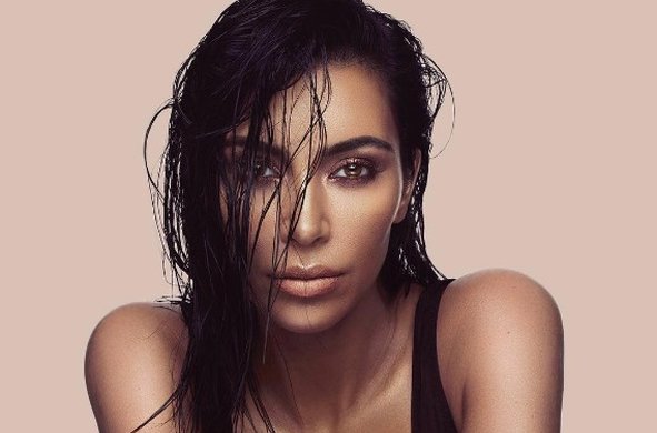 Гола Кардашьян розкинула ноги перед дзеркалом: ідеальне тіло