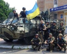 Жителі Мар'їнки зустрічали українських "карателів" зі сльозами щастя: відео