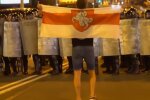 Бело-красно-белый флаг стал символом протестов в Беларуси: откуда он пошел и что означает