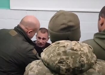 Призывника силой везут в военкомат, кадр из видео